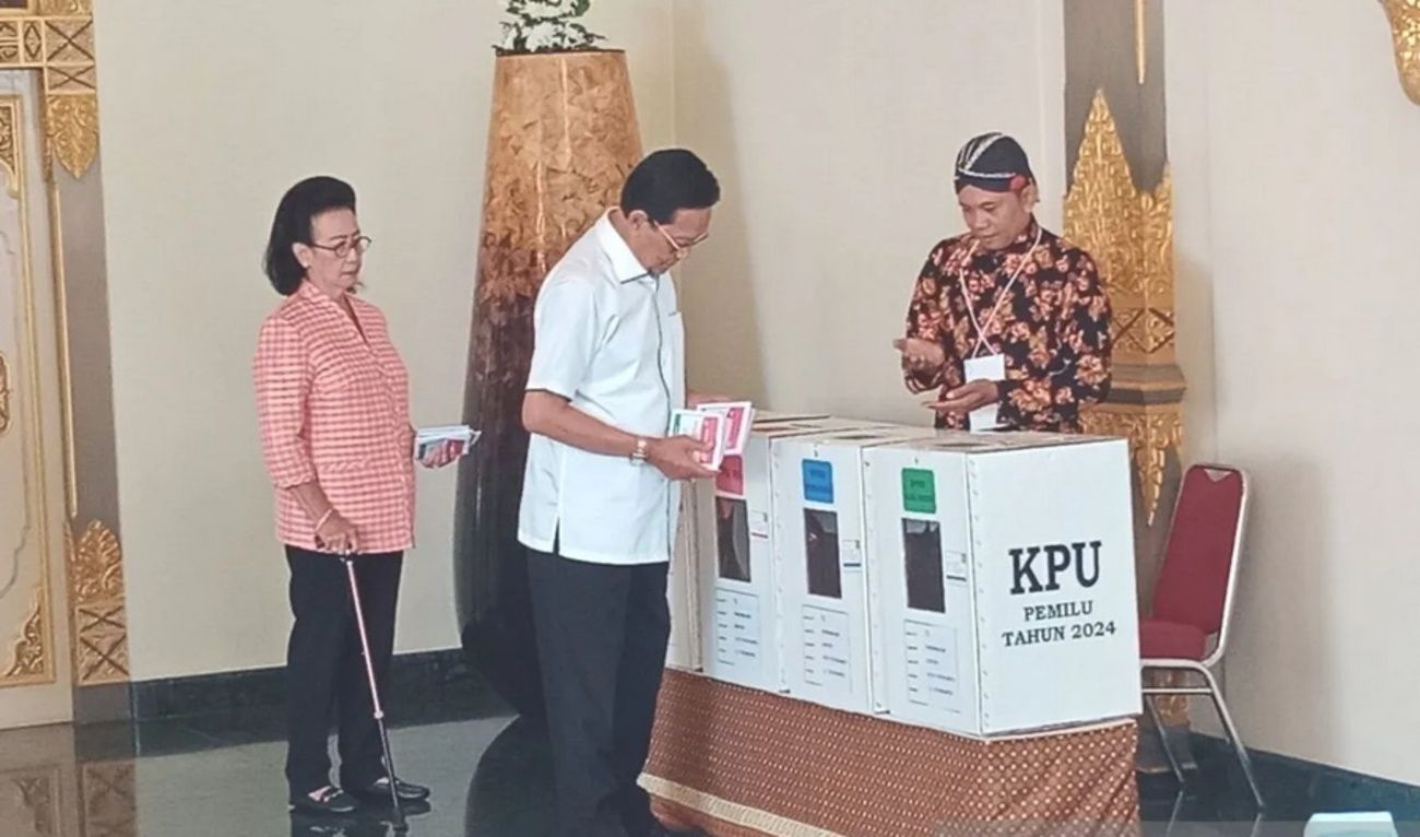 Sultan HB X mencoblos di TPS 12 Penambahan Yogyakarta.
