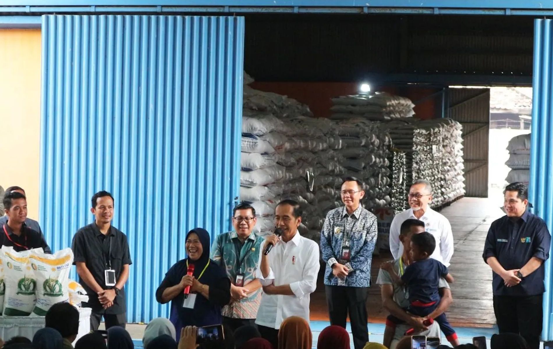 Presiden Joko Widodo memberikan sambutan pada acara Pelaksanaan Penyaluran Bantuan Pangan Cadangan Beras Pemerintah di Gudang Bulog, Cibitung, Bekasi, Jawa Barat, Jumat (16/2/2024).