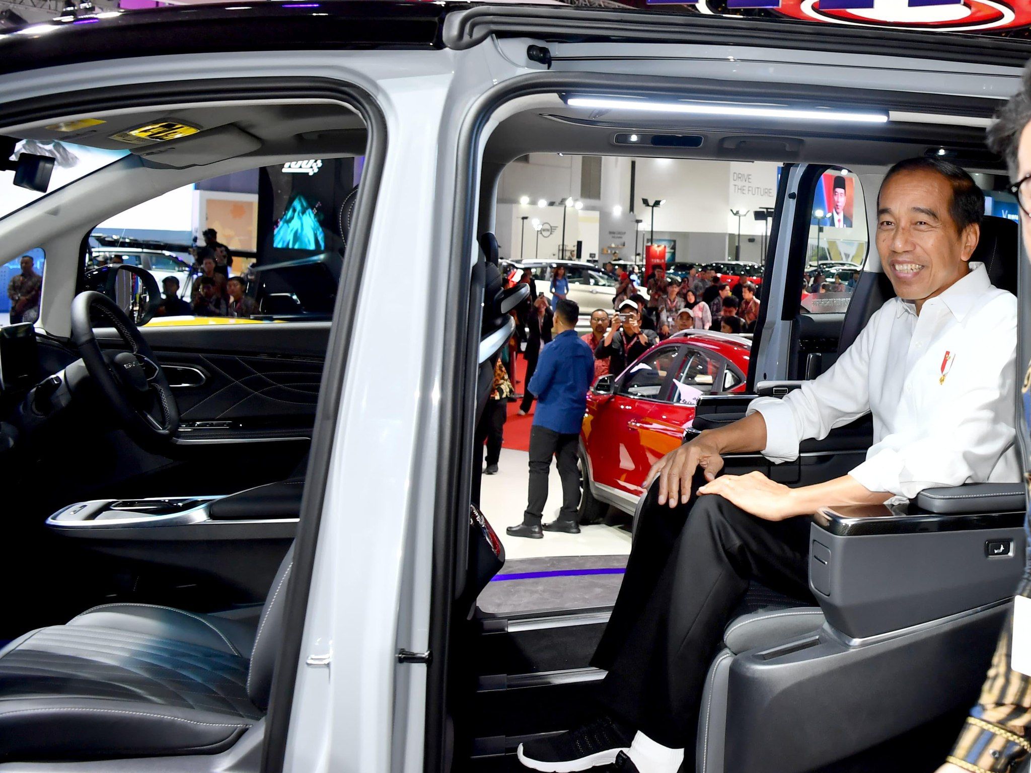 Presiden Joko WIdodo secara resmi membuka pameran otomotif Indonesia International Motor Show (IIMS) tahun 2024 di Jakarta International Expo (JIEXPO) Kemayoran, Jakarta, pada Kamis, 15 Februari 2024. Foto: BPMI Setpres/Rusman