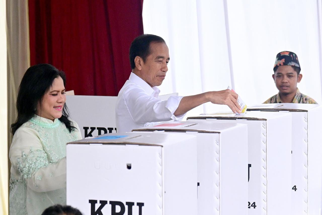 Presiden Jokowi dan Ibu Iriana Jokowi usai coblos, Tiba di Tempat Pemungutan Suara (TPS) 10, Kecamatan Gambir, Jakarta Pusat, Rabu, 14 Februari 2024, sekitar pk. 08.45 WIB.