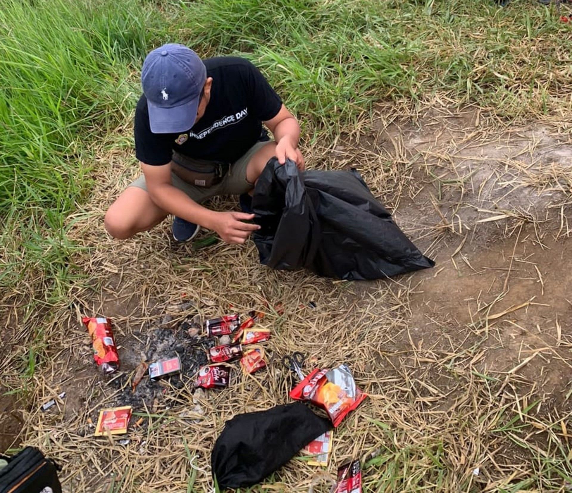 Anggota Karang Taruna Kecamatan Cikancung memungut sampah di lokasi Gunung Pangradinan.* /Dok.Karang Taruna Kac. Cikancung