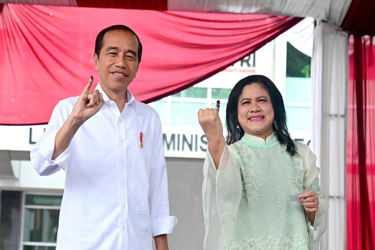 Presiden Joko Widodo didampingi Ibu Iriana Joko Widodo menggunakan hak pilihnya di Tempat Pemungutan Suara (TPS) 10, Kecamatan Gambir, Jakarta Pusat, pada Rabu, 14 Februari 2024. Foto: BPMI Setpres/Muchlis Jr