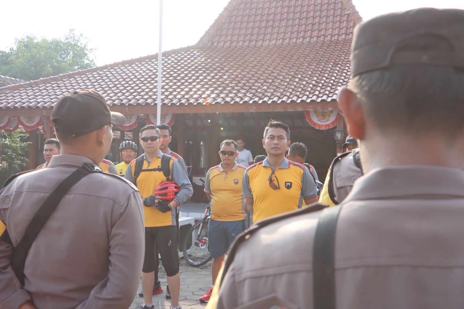 Kapolres Grobogan AKBP Dedy Anung Kurniawan berikan amanat kepada para personel yang bertugas menjaga gudang logistik.