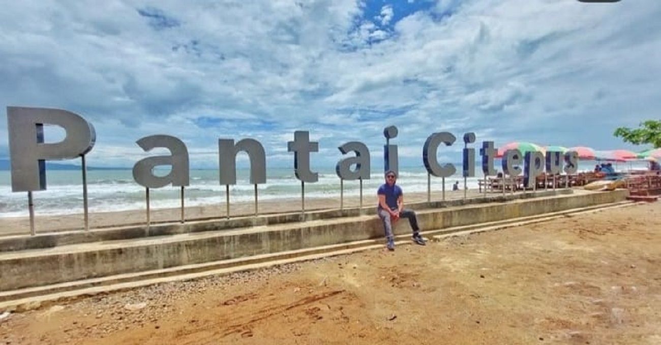Pengunjung sedang mengabadikan moment di Pantai Citepus Kabupaten Sukabumi.*/Instagram/@supriyansah_mnur