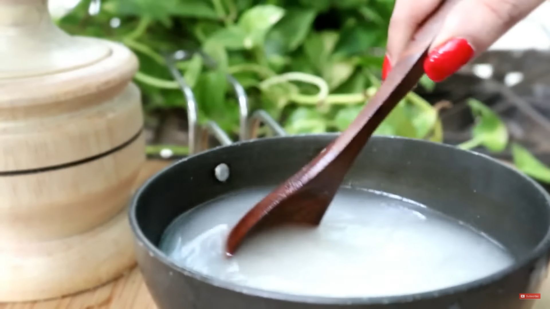 Air tajin beras ternyata dapat menyembuhkan penyakit asam lambung atau GERD./ YouTube/ Beauty recipes