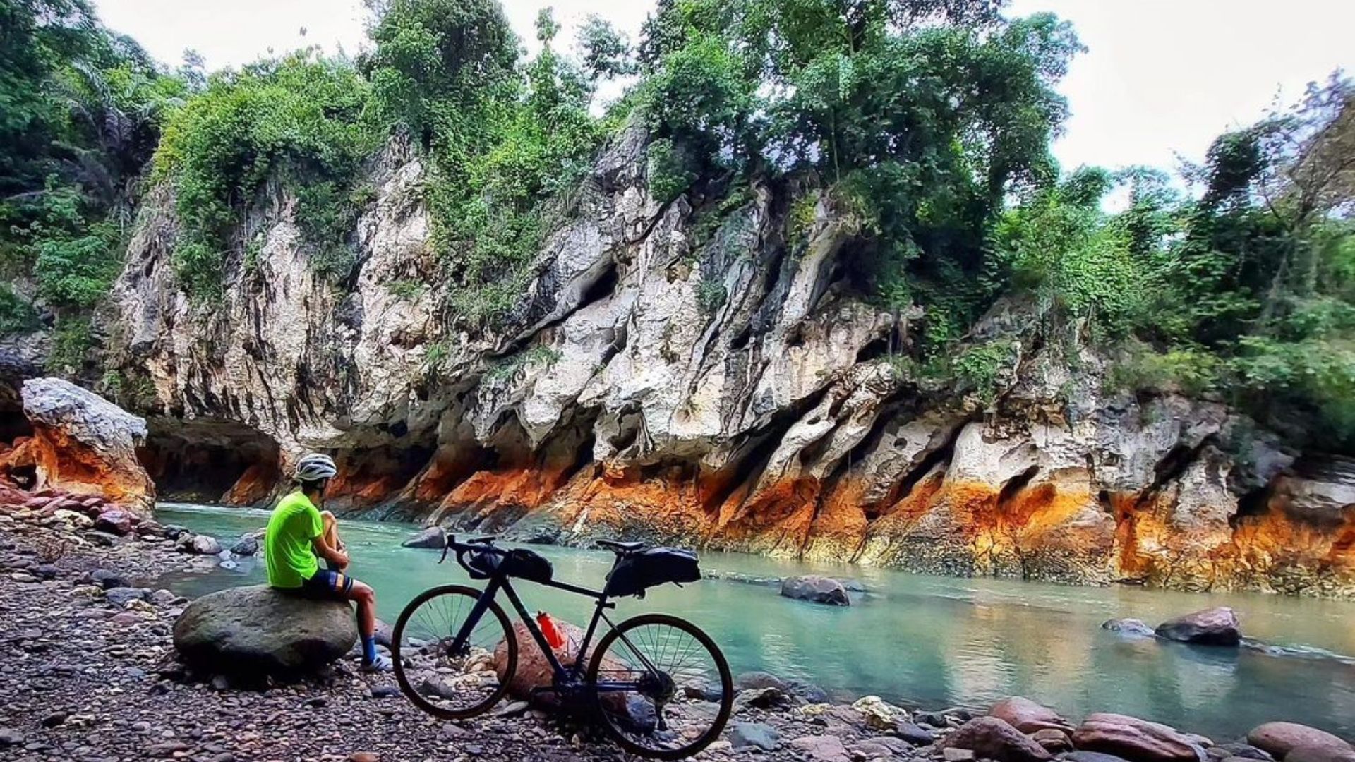 Ke Sanghyang Kenit Bandung juga dapat dikunjungi sambil bersepeda./ Instagram/ leonard.antonia