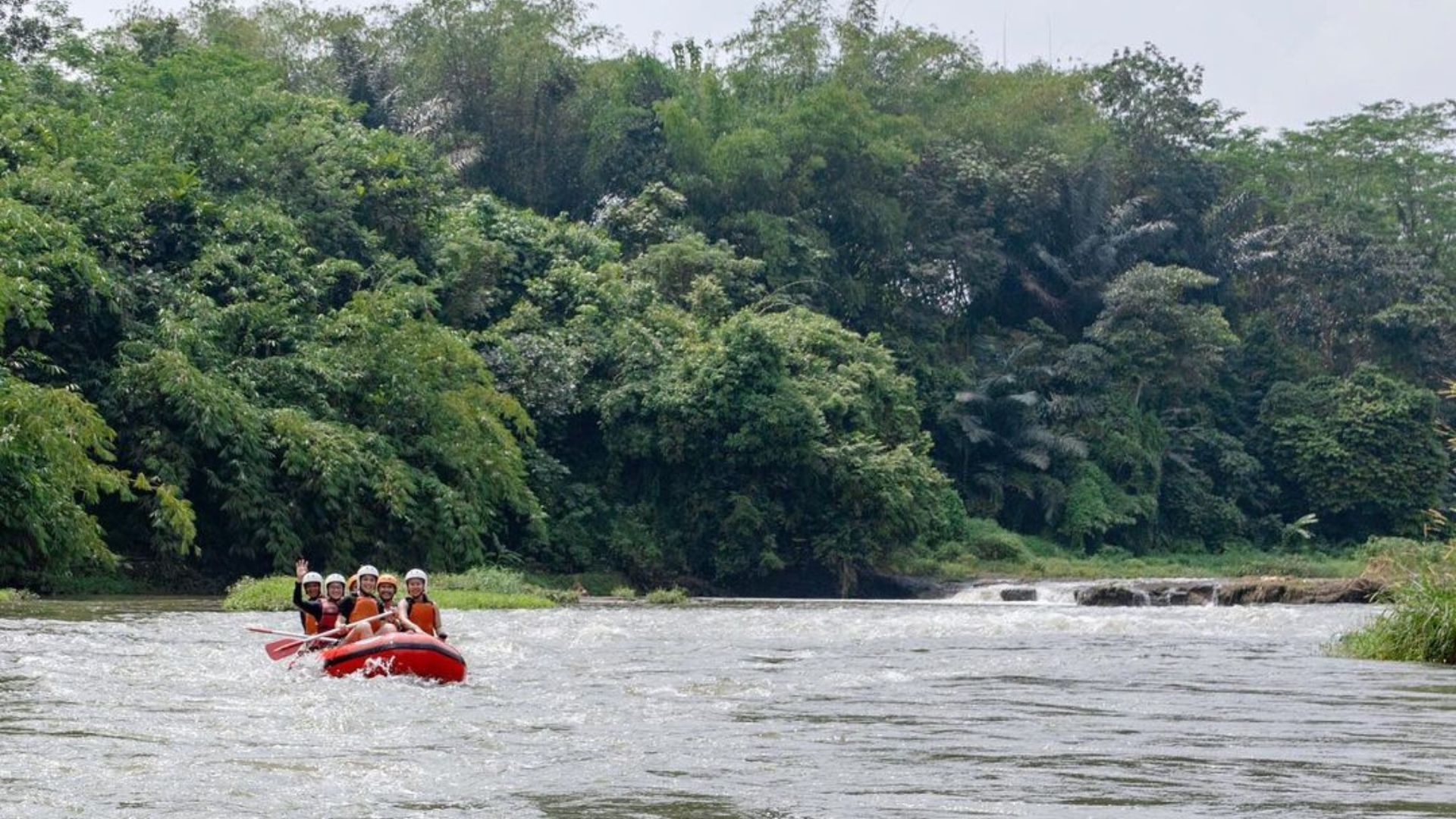 Saat air sedang deras, banyak yang berwisata arung jeram dengan perahu karet di Sanghyang Kenit, Bandung./ Instagram/ madaka_sutanto