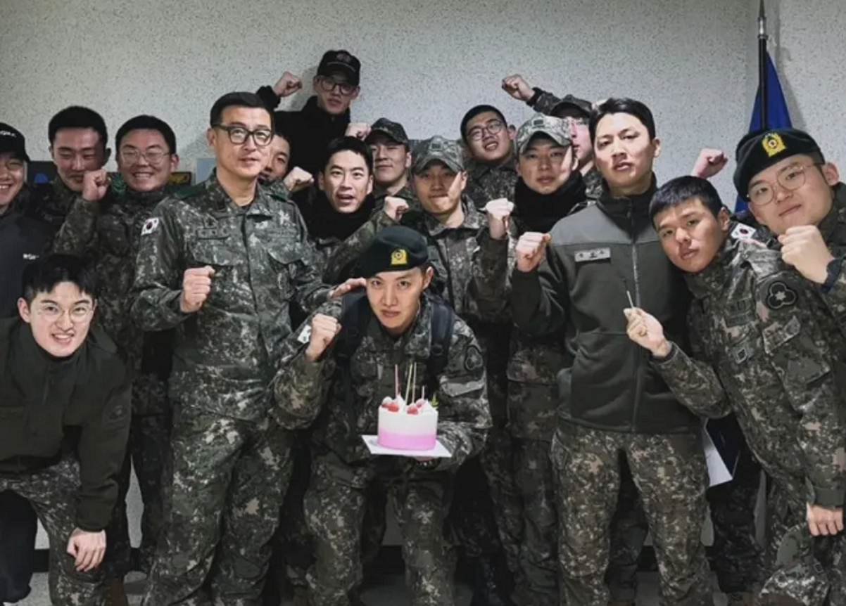 J Hope BTS membagikan fotonya perayaan ulang tahun bersama teman prajurit di unitnya.