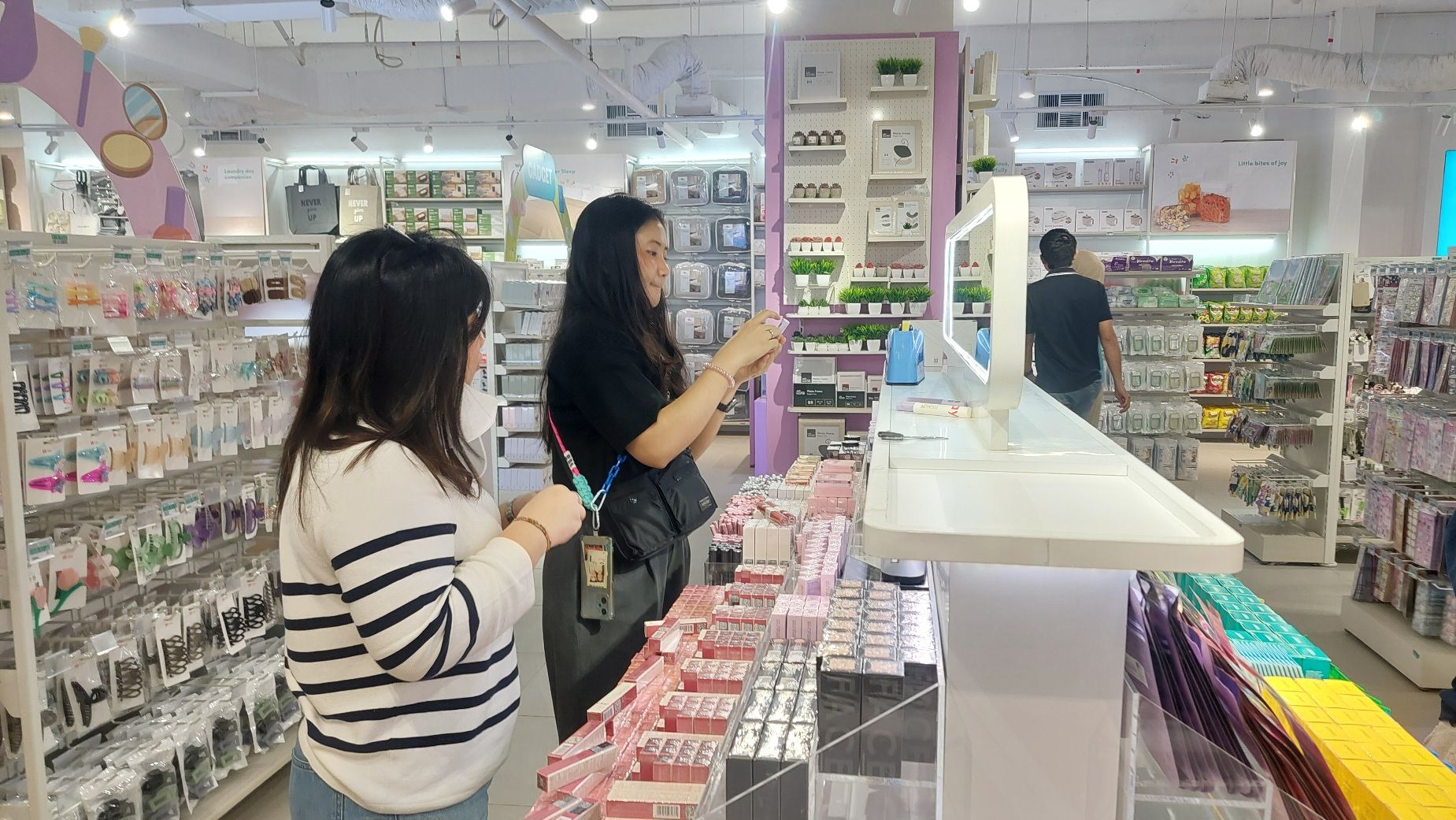 Pelanggan sedang melihat aneka produk di Ataru Tunjungan Plaza 1