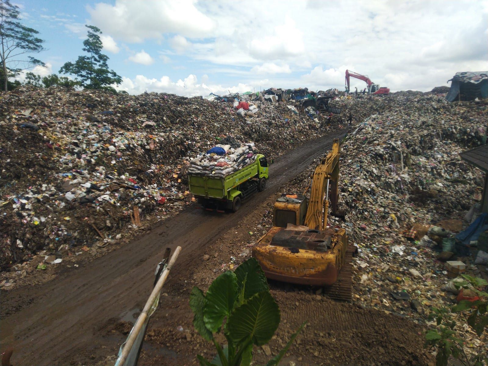 Jalan akses untuk bisa masuk ke Tempat TPA Sampah Ciangir Kecamatan Tamansari Kota Tasikmalaya hanya satu dan terlihat sempit. Akibatnya truk sampah yang mau membuang sampah harus bergantian sehingga proses pembuangan sampah di TPA memakan waktu cukup lama.