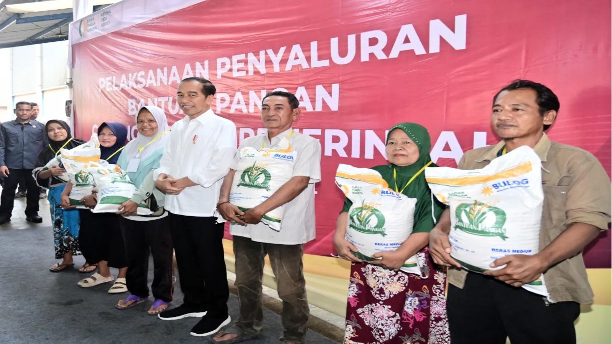 Jokowi menyerahkan bantuan beras kepada warga Bekasi untuk meringankan beban mereka dari krisis pangan yang melanda dunia.