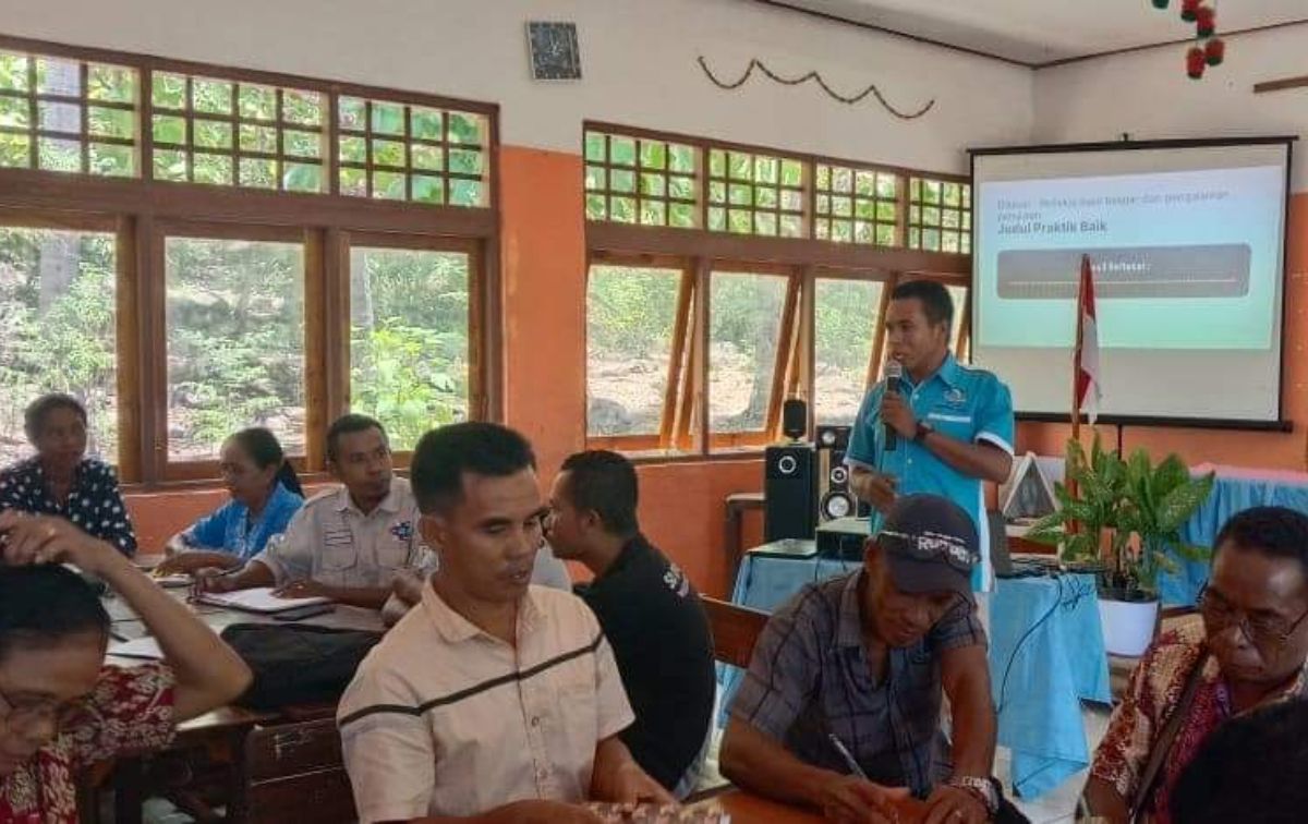 Para guru sedaratan Solor tampak antusias mengikuti Workshop Praktik Baik yang dibawakan Agupena dan PGRI Flores Timur, Sabtu (17/02/2024).//