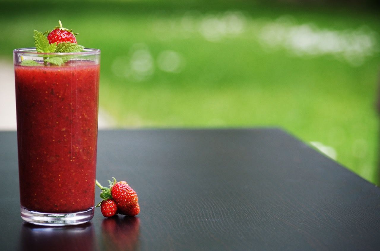Ilustrasi Watermelon Smoothie With Banana and Strawberries