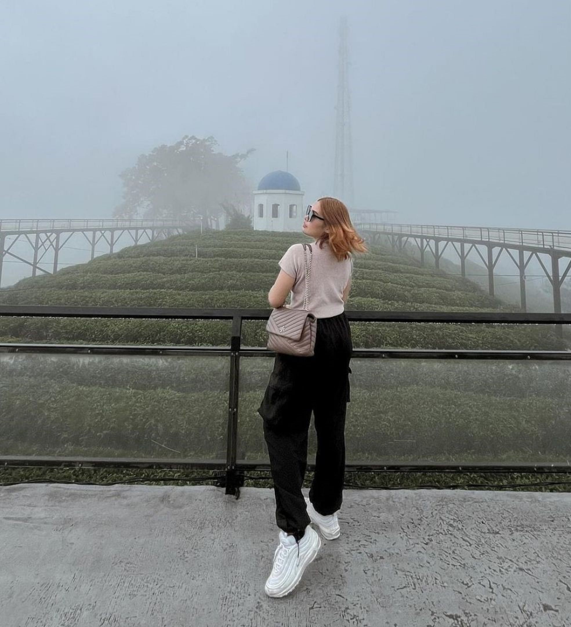 Suasana syahdu dengan kabut yang sejuk di Nimo Highland Pangalengan, Bandung. /instagram/@rachelsolissa/