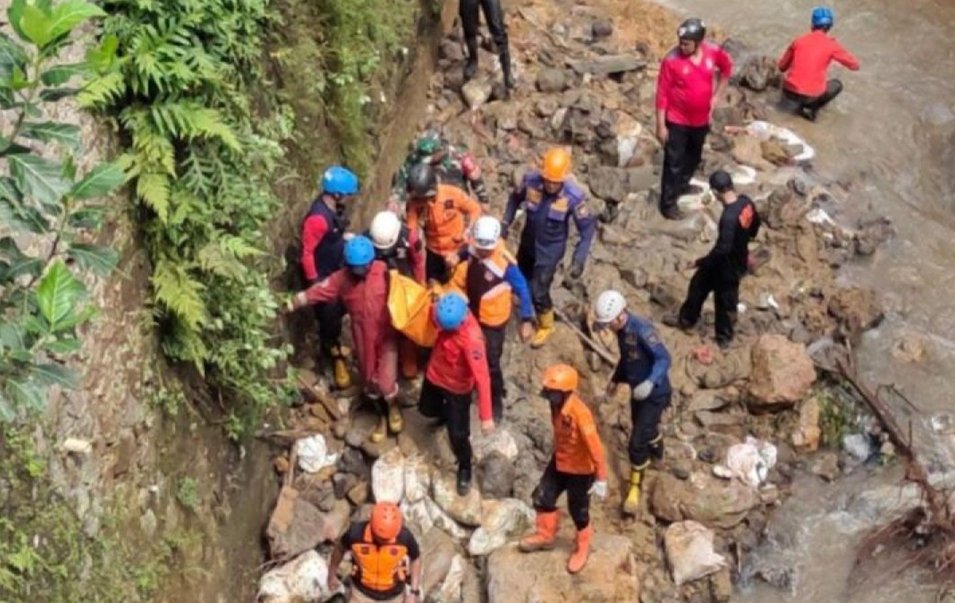 Tim gabungan BPBD dan Dinas Pemadam Kebakaran Kota Bogor mengevakuasi korban tertimbun longsor di Kelurahan Muarasari, Kota Bogor, Jawa Barat, Minggu (18/2/2024).