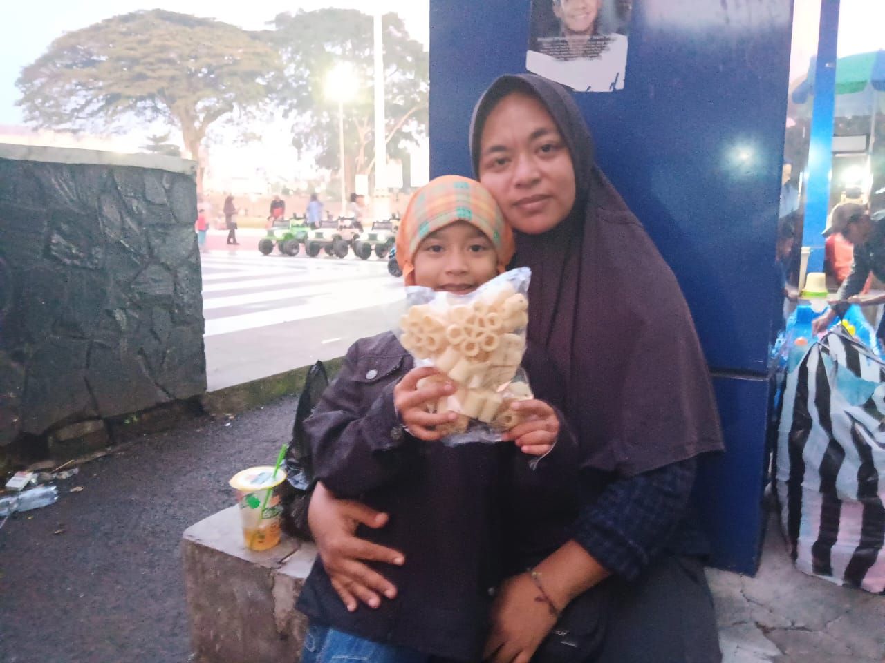Nurin Elvani (7) bersama ibundanya Eliani Fitradewi (40) berjualan menjajakan makanan ringan di Lapang Merdeka, Kota Sukabumi.