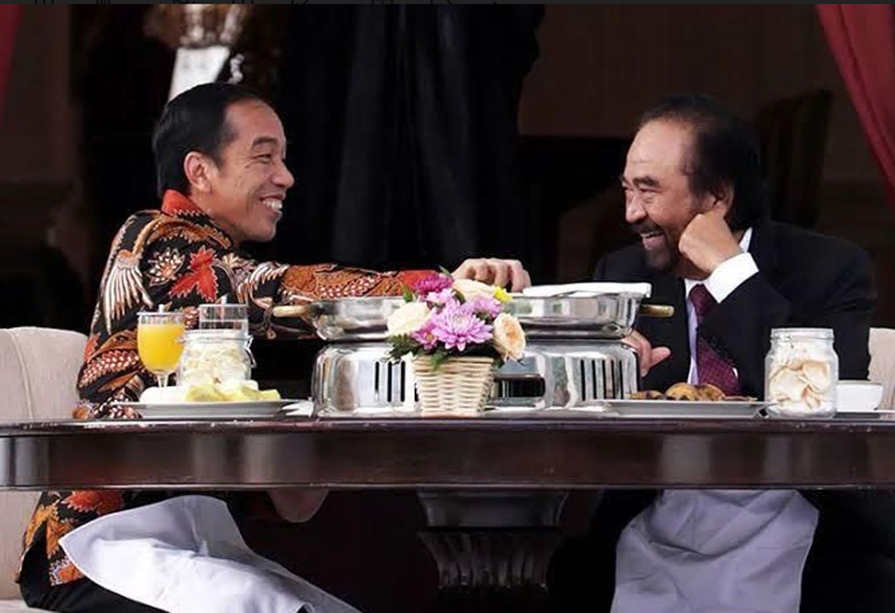 Presiden Joko Widodo (Jokowi) dan Ketua Umum Partai Nasional Demokrat (NasDem) Surya Paloh, Ternyata Untuk Membahas Isi Terkait..