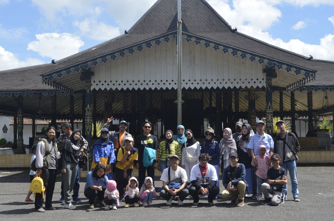 Peserta Heritage City Tour bersama Jalan Pintas berfoto bersama di depan Pendopo Kabupaten Wonosobo