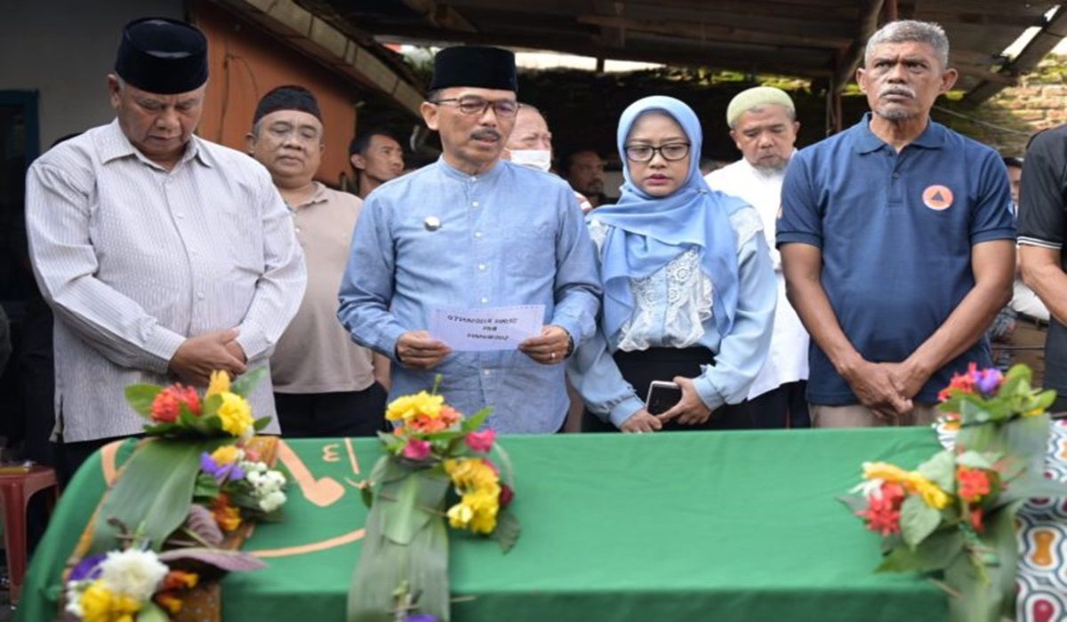 Penjabat Bupati Kuningan, Iip Hidajat, memimpin upacara pelepasan jenazah Yayan, anggota KPPS, di rumah duka sekitar Kelurahan Cijoho, Kecamatan Kuningan, Kabupaten Kuningan, Sabtu, (17/2/2024).