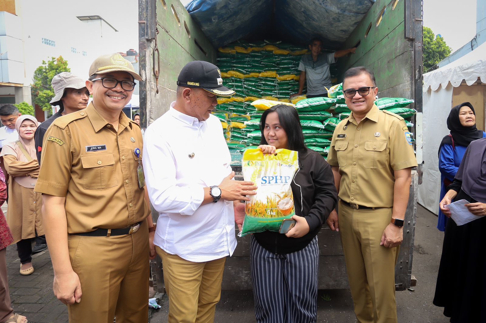 Harga beras naik, warga bisa mendapatkan harga beras hari ini Rp 10.600 perkilogram dalam operasi pasar pemkot Bandung