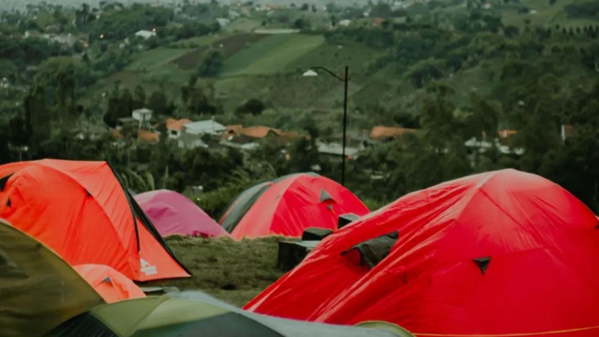 Camping ground di kawasan Bukit Moko. /Instagram/@deri_sprd