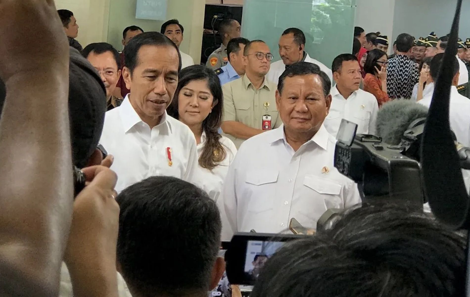 Presiden Joko Widodo bersama dengan presiden terpilih Prabowo Subianto.