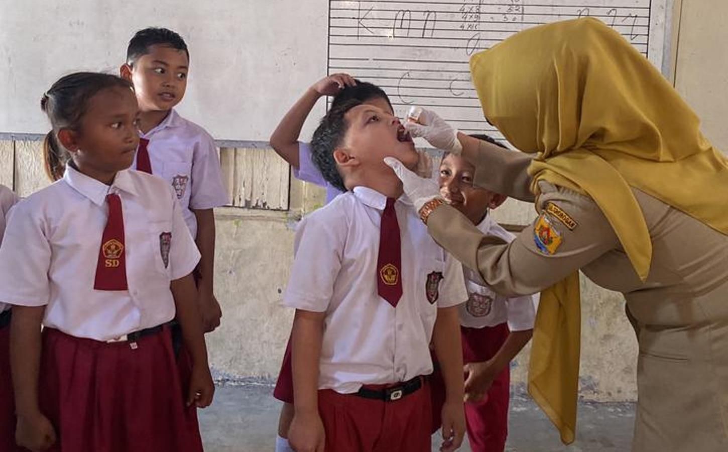Siswa SDN 1 Pengkol mendapatkan vaksinasi polio di putaran kedua.