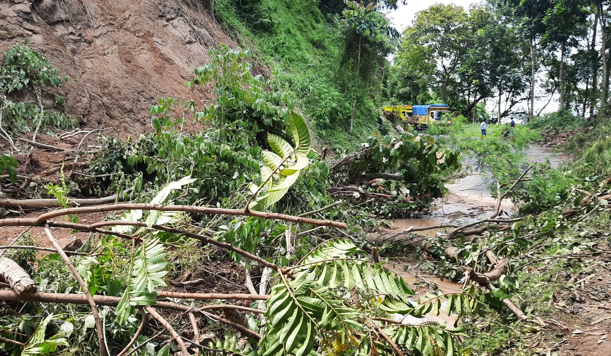 Truk terjebak longsor di Jalan PLTA Saguling, kawasan Desa Rajamandala Kulon, Kecamatan Cipatat, Kabupaten Bandung Barat, Senin, 19 Februari 2024. Evakuasi pun dilakukan.
