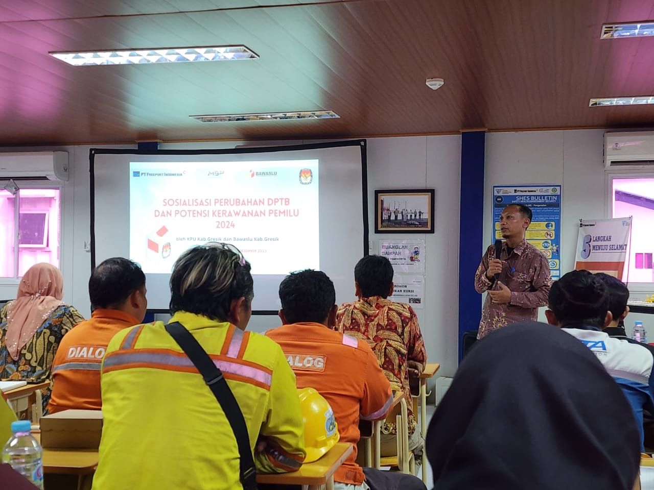 Sosialisasi pergantian hak pilih karyawan Smelter PTFI dan suasana Pemilu 2024 di salah satu TPS di Gresik, Jawa Timur pada Rabu (14/2/2024).  Sumber: PTFI