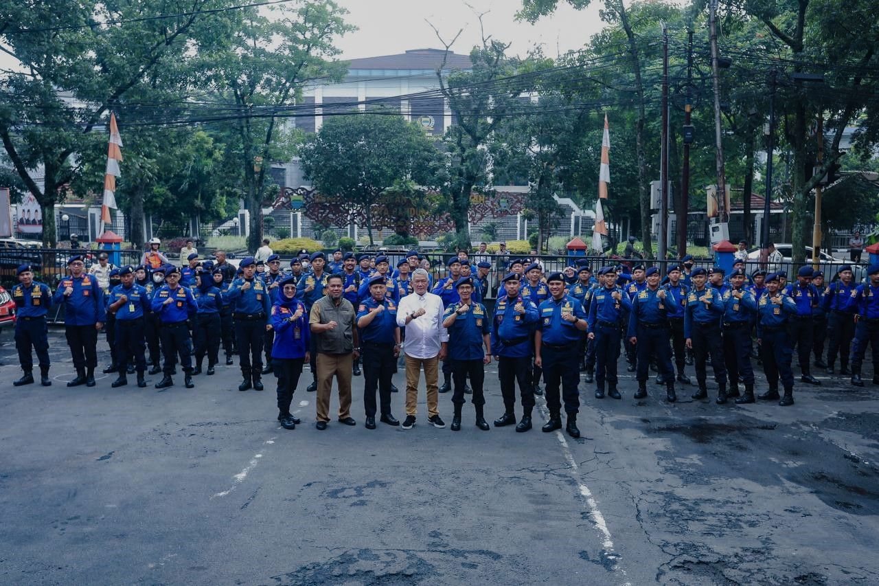 Pj. Walikota foto bersama dengan personil Damkar Kota Bandyng