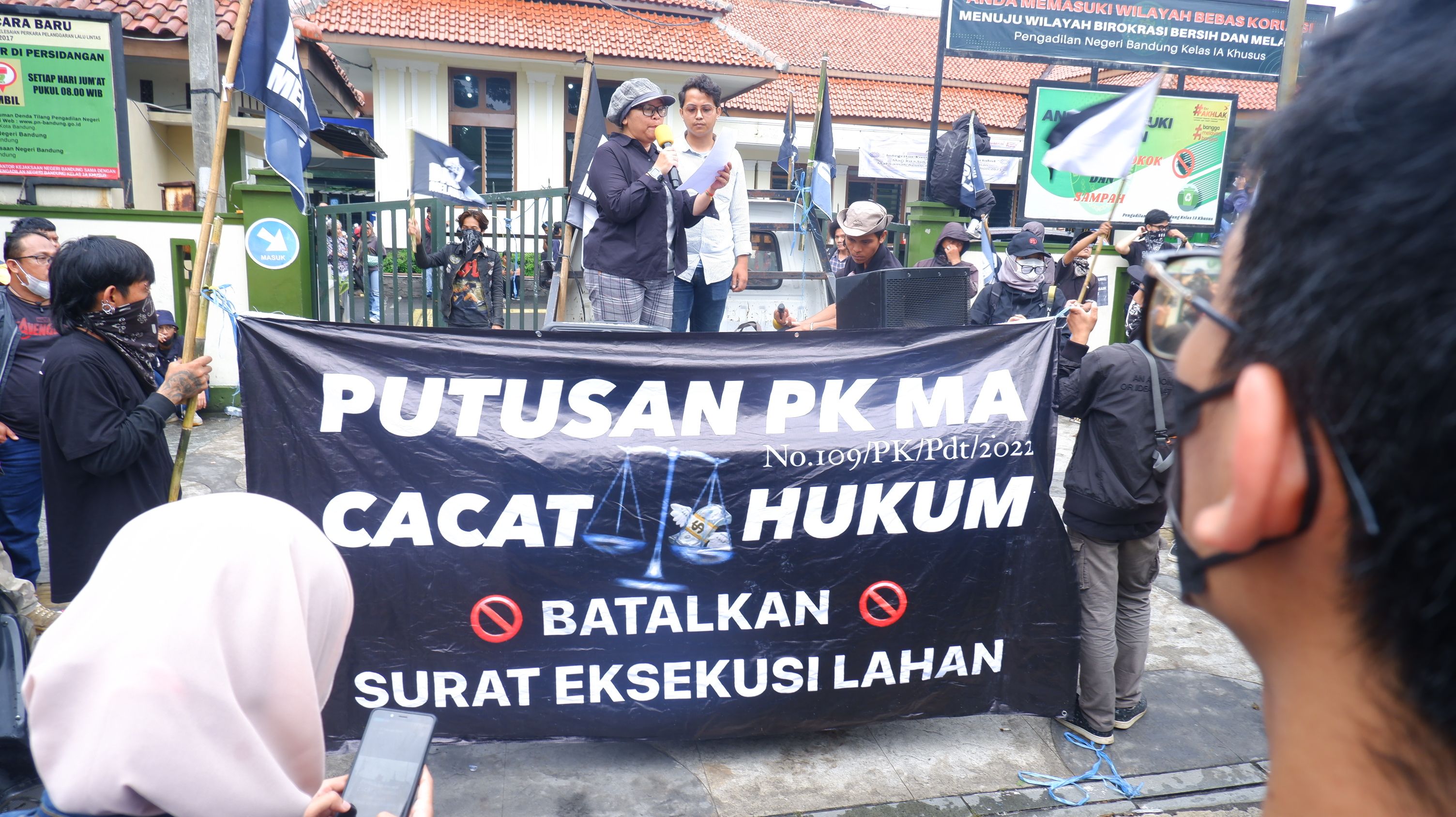 Warga Dago Elos dan Forum Dago Melawan datangi PN Bandung, Selasa, 20 Februari 2024.
