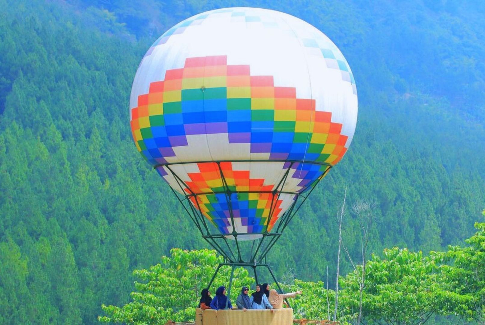Wahana Hot Air Balloon dengan suasana super indah. /Instagram/@_itsuyinnnnn