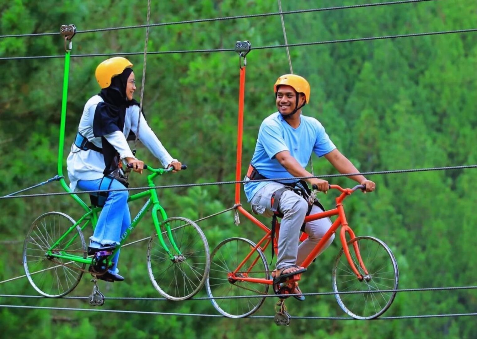 Wahana Zip Bike yang memacu adrenalin para pengunjung. /Instagram/@syelawati