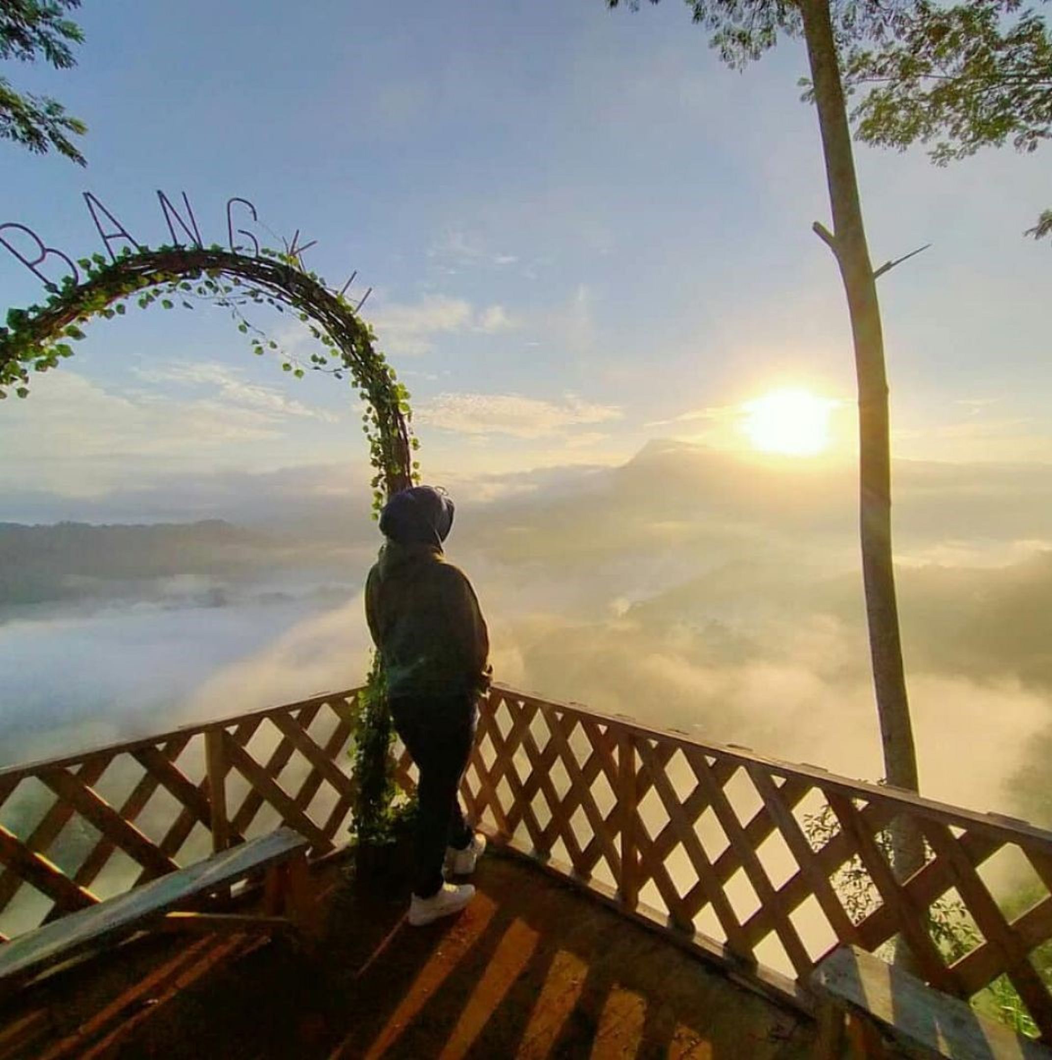 Menikmati terbenamnya matahari dari atas Puncak Bangku Rancah dengan gumpalan awan dibawahnya/Instagram/@suhayati93
