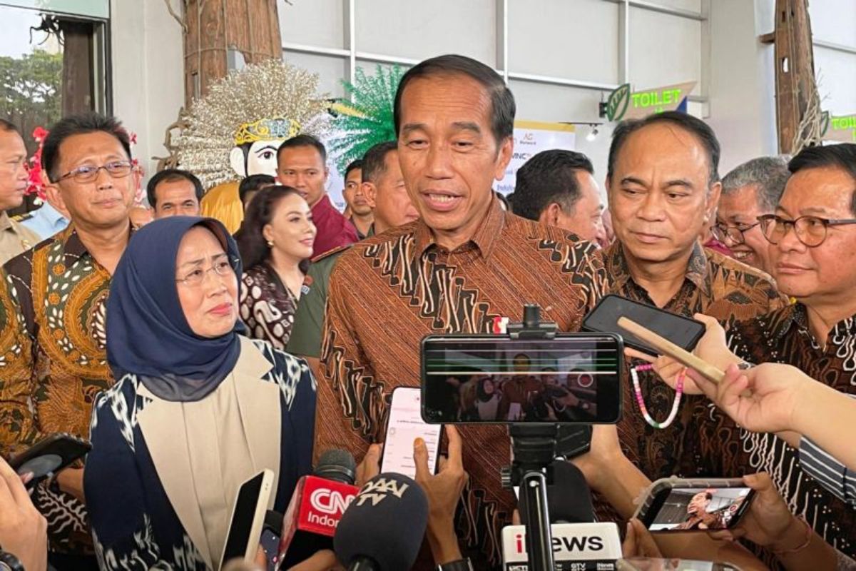 Presiden Joko Widodo memberikan keterangan kepada wartawan usai menghadiri acara Puncak Peringatan Hari Pers Nasional 2024, di kawasan Ancol, Jakarta, Selasa (20/2/2024).