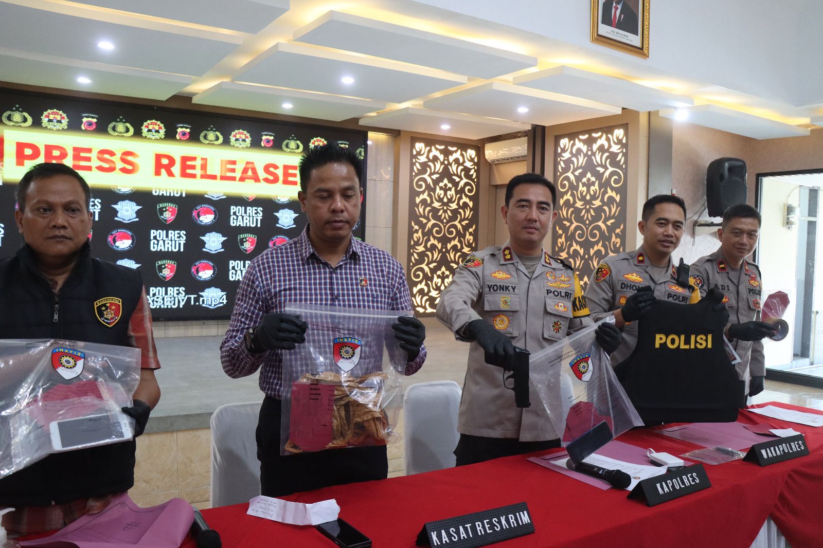 Kapolres Garut, AKBP Rohman Yonky Dilatha menunjukkan barang bukti kejahatan penculikan dan pemerasan oknum Polisi.
