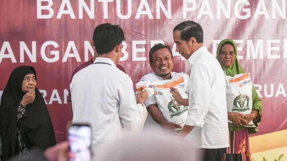 Presiden Jokowi menyerahkan bantuan beras 10 kilogram kepada warga di Tangerang Selatan, Banten.