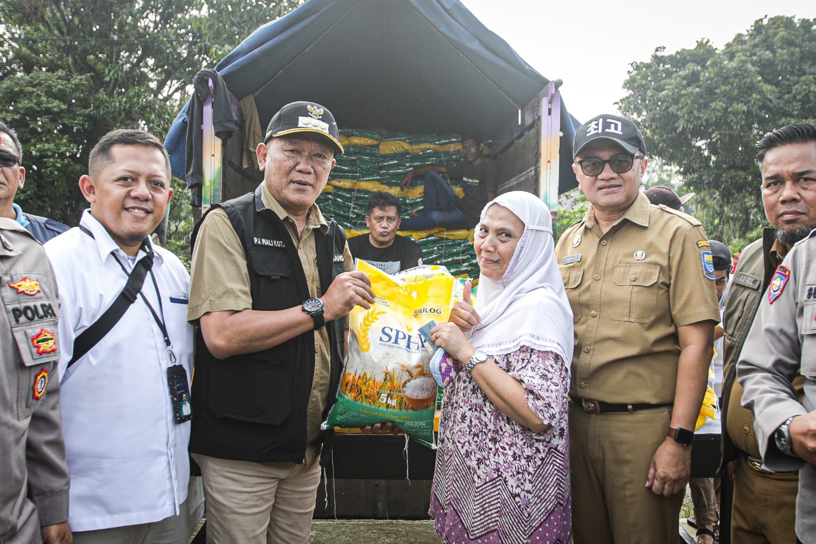 Penjabat Wali Kota Bandung, Bambang Tirtoyuliono memberikan beras SPHP 5kg
