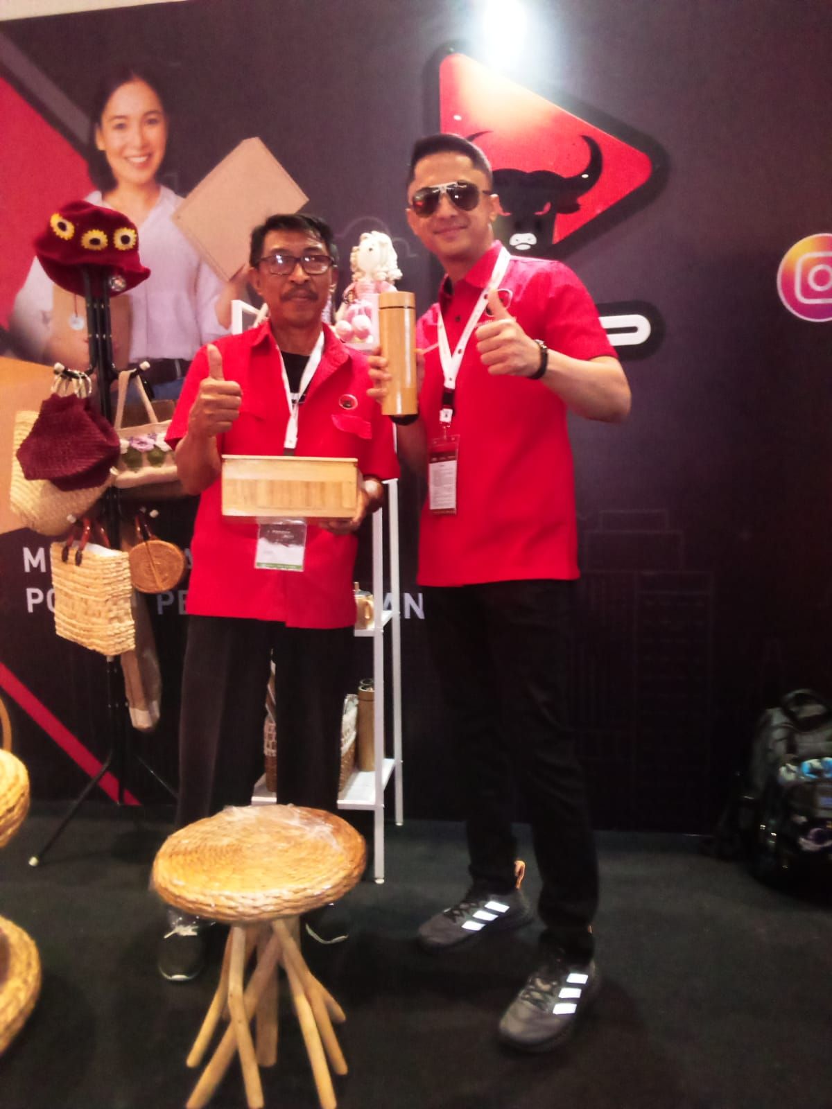 Hengki Kurniawan bersama kader pdip pengrajin bambu asal cipongkor kbb di stand MPP Rakernas IV PDI Perjuangan JIExpo Kemayoran Jakarta