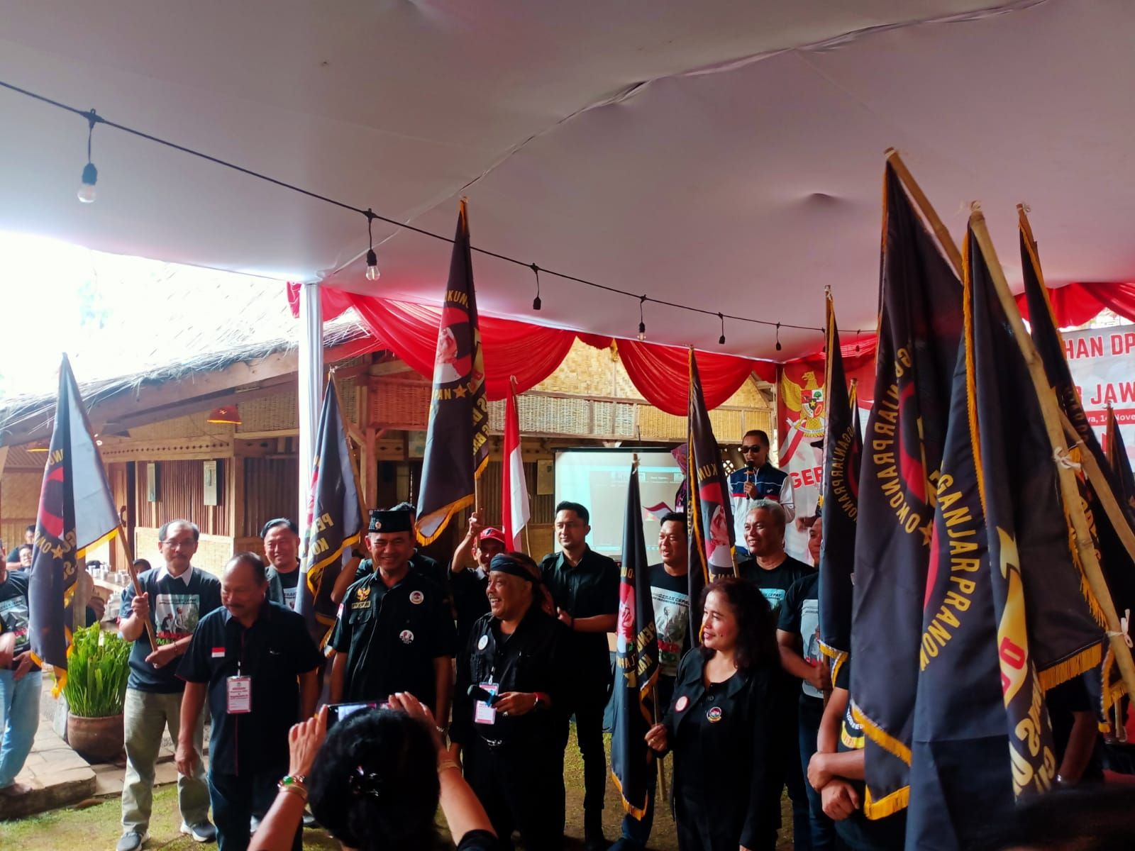 Hengki Kuniawan Ketua DGP8 KBB berphoto bersama usai Pengukuhan Kepengurusan DGP8 se Jawa Barat di Alam Santosa Kabupaten Bandung