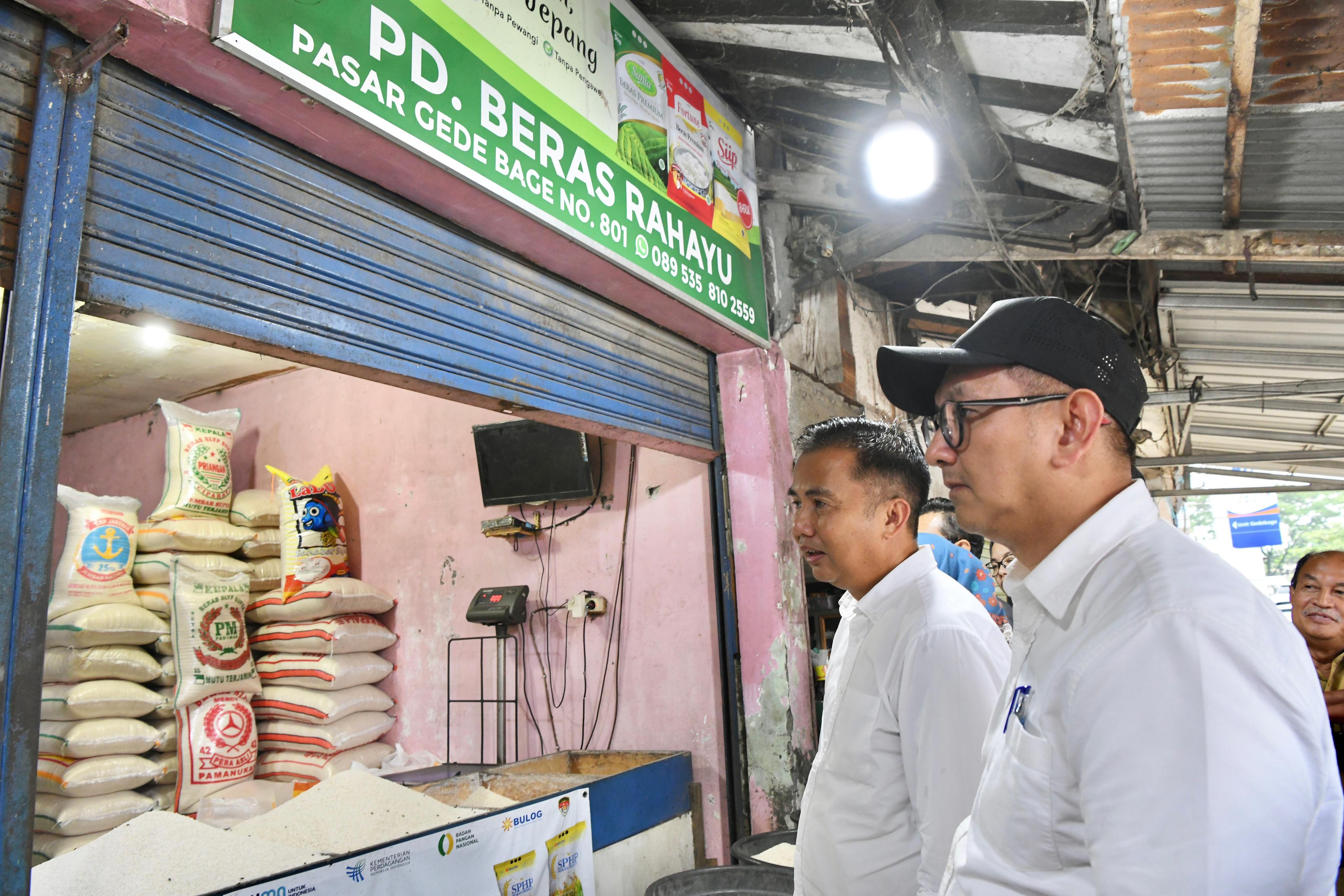 Pj Gubernur Jawa Barat Bey Machmudin meninjau stok beras di pasar tradisional dan supermarket di Kota Bandung, Senin (19/2/2024)