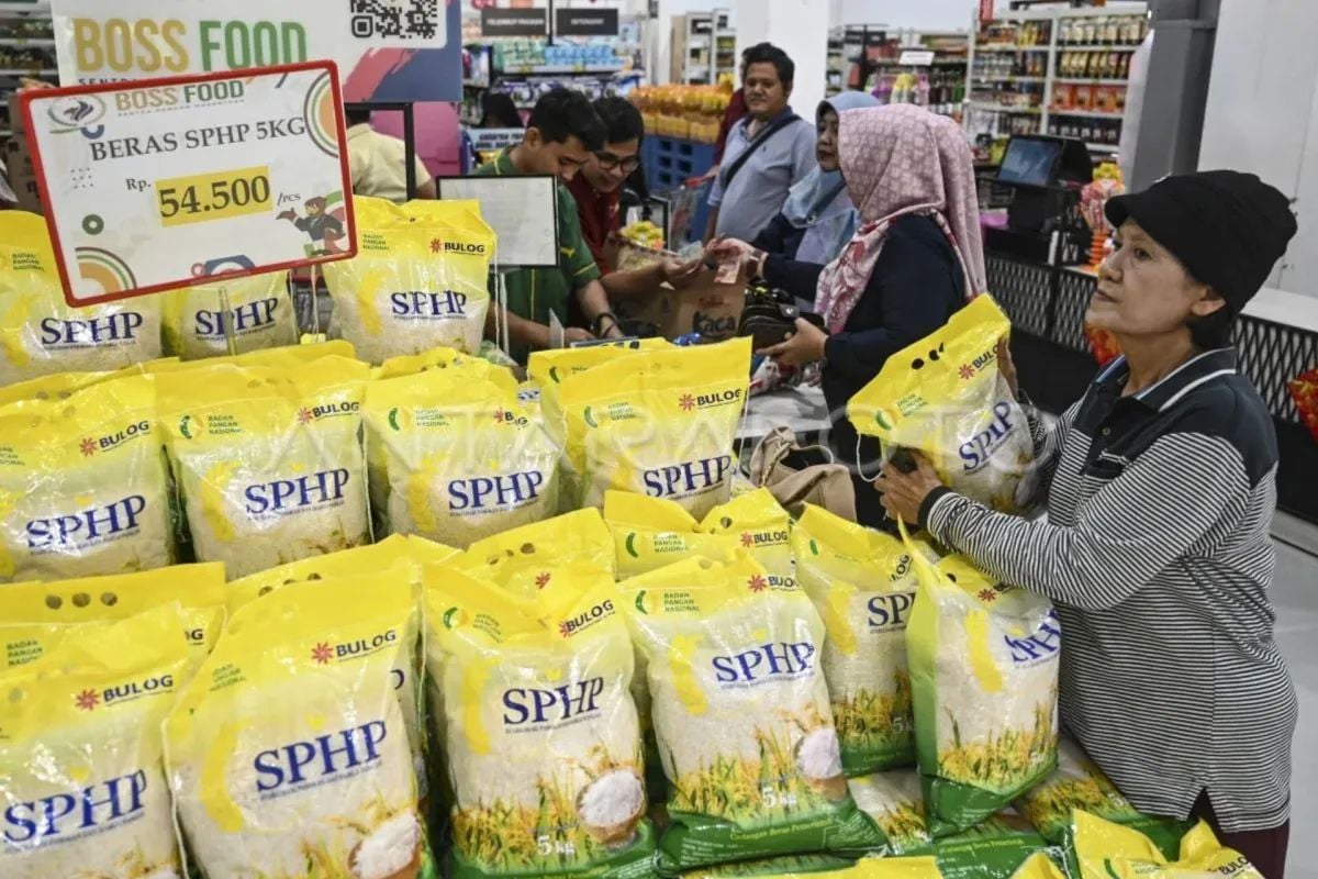 Pembeli mengangkat beras program Stabilisasi Harga dan Pasokan Pangan (SPHP) di salah satu pusat perbelanjaan di Jakarta, Senin (19/2/2024). 