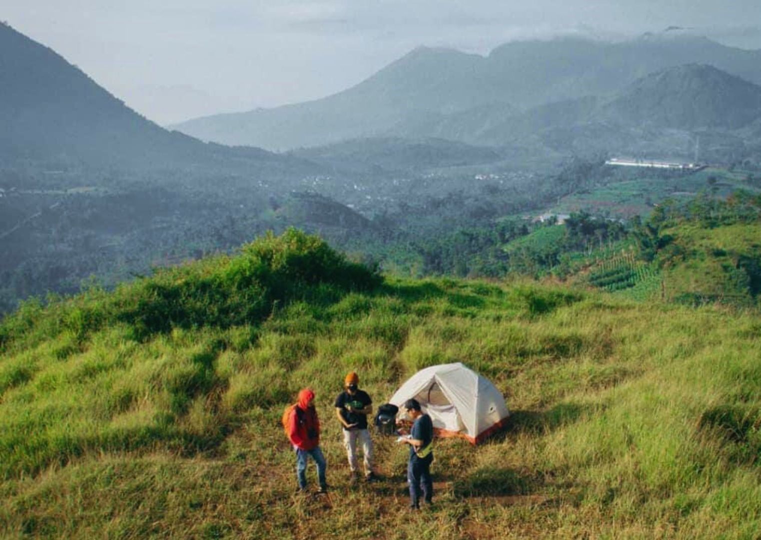 Suasana di atas puncak Gunung Pangradinan dengan sabana yang indah/Instagram/@bandung.banget