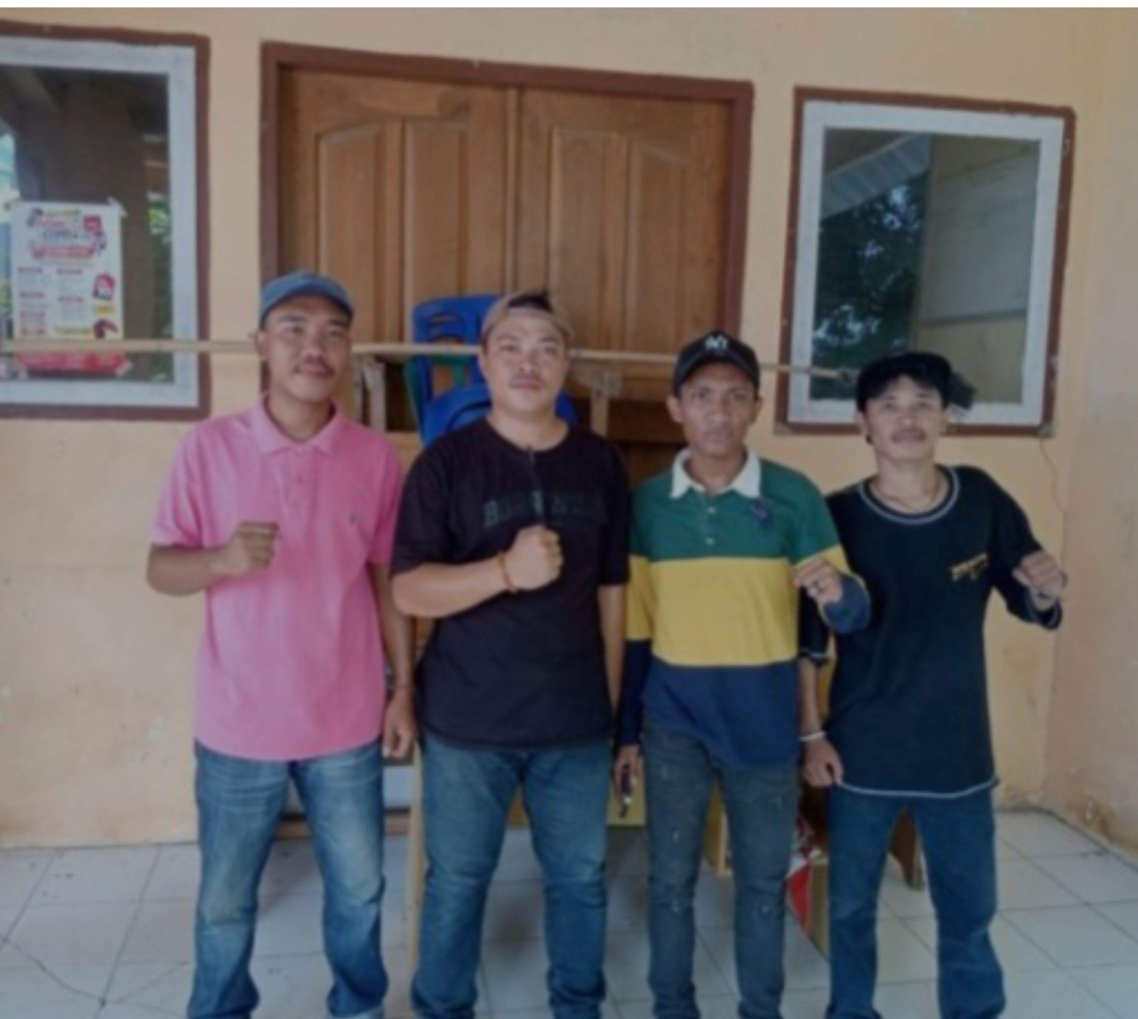 Anggota pemerhati pendidikan menyegel kantor UPTD kecamatan Madapangga Kabupaten Bima