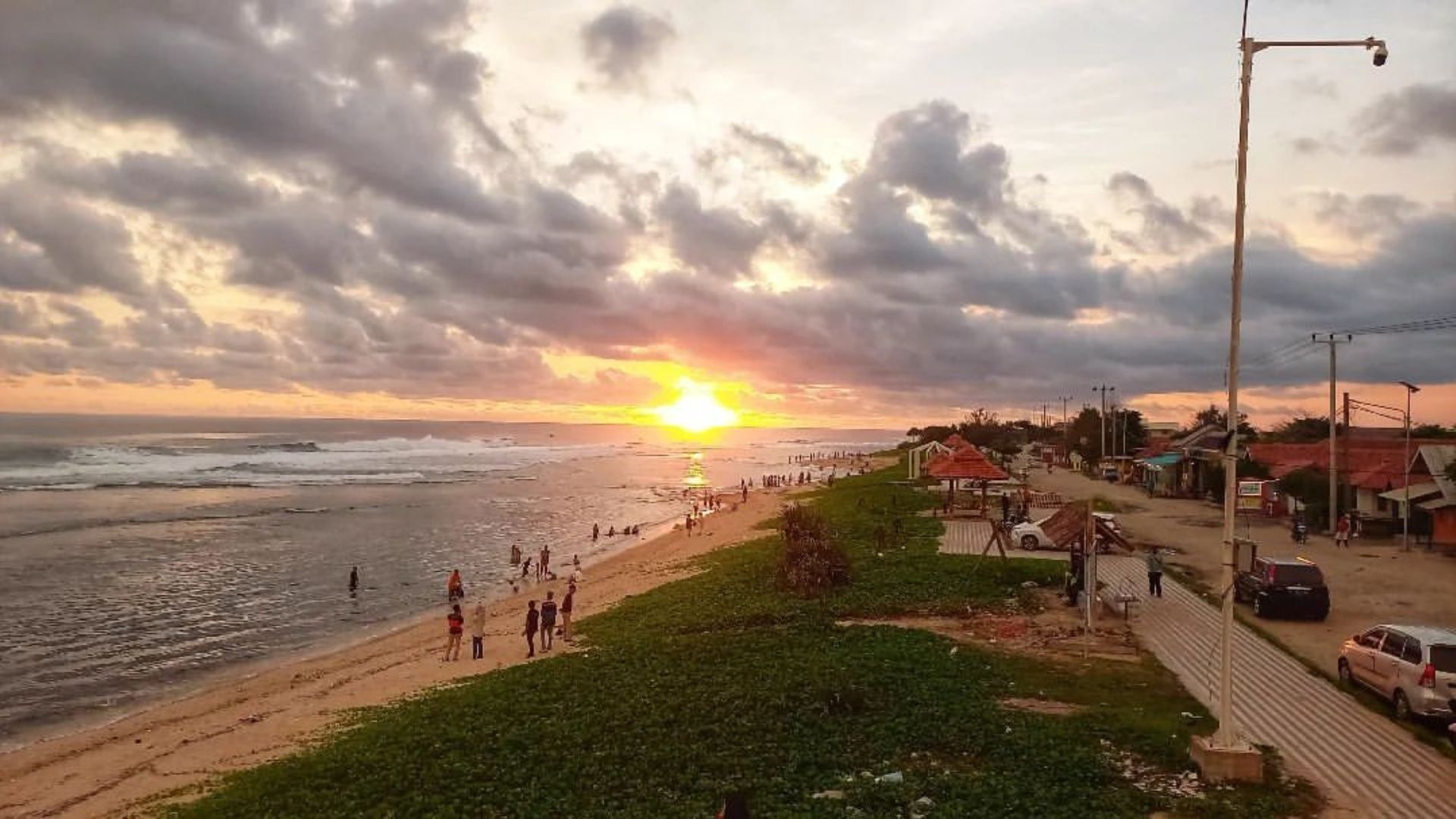Suasana matahari yang akan terbenam di Pantai Sayang Heulang. /Instagram/@berirama