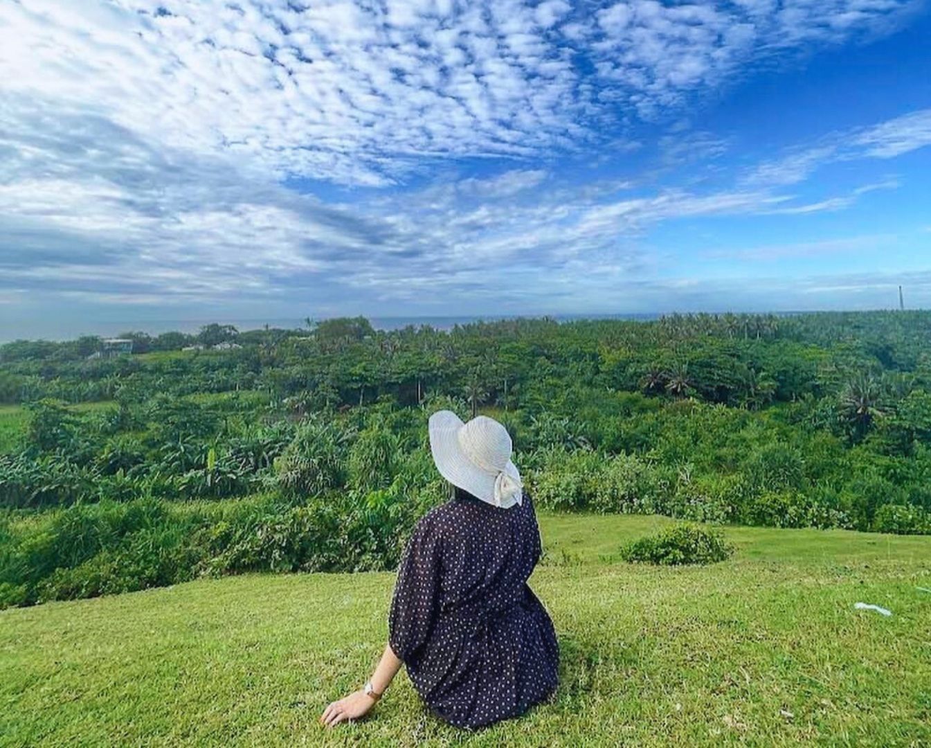 Panorama alam yang indah dapat dinikmati dari kawasan Bukit Teletubbies yang hijau ini. /Instagram/@nisaaasin_