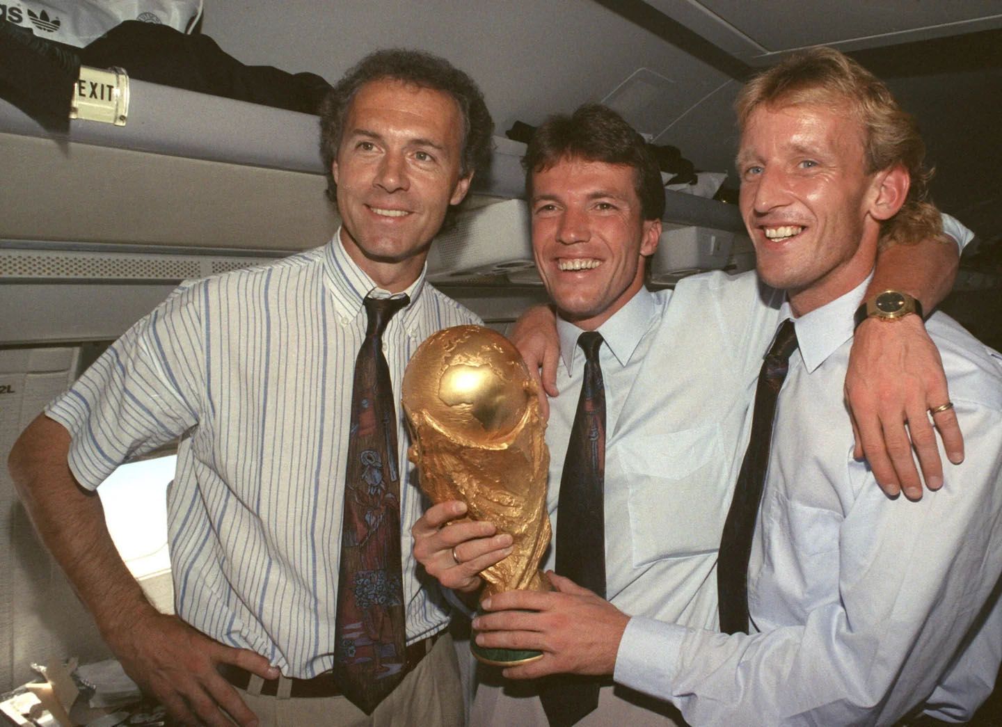 Dari kiri, pelatih Jerman Franz Beckenbauer, Lothar Matthaeus dan Andreas Brehme berpose bersama trofi Piala Dunia pada 9 Juli 1990. Andreas Brehme, pencetak gol semata wayang bagi Jerman Barat yang mengalahkan Argentina di pertandingan final Piala Dunia 1990 Italia.