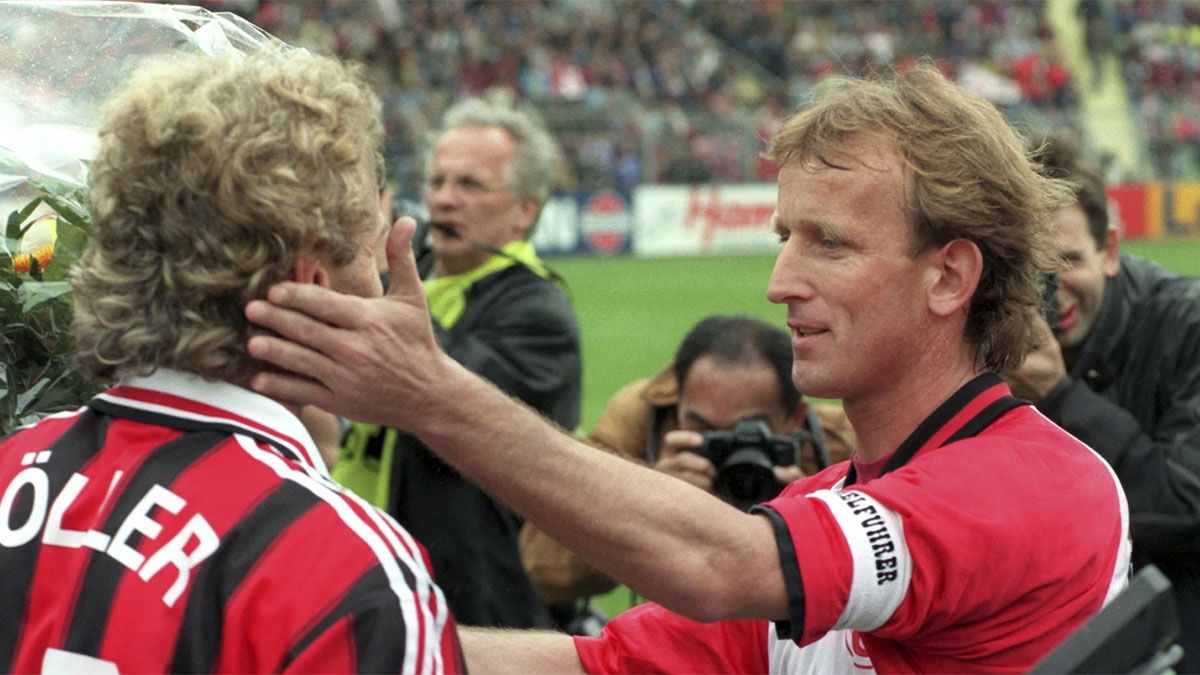 Pemain Bayer Leverkusen Rudi Voeller (kiri) dan Kaiserlautern Andreas Brehme pada 18 Mei 1996.