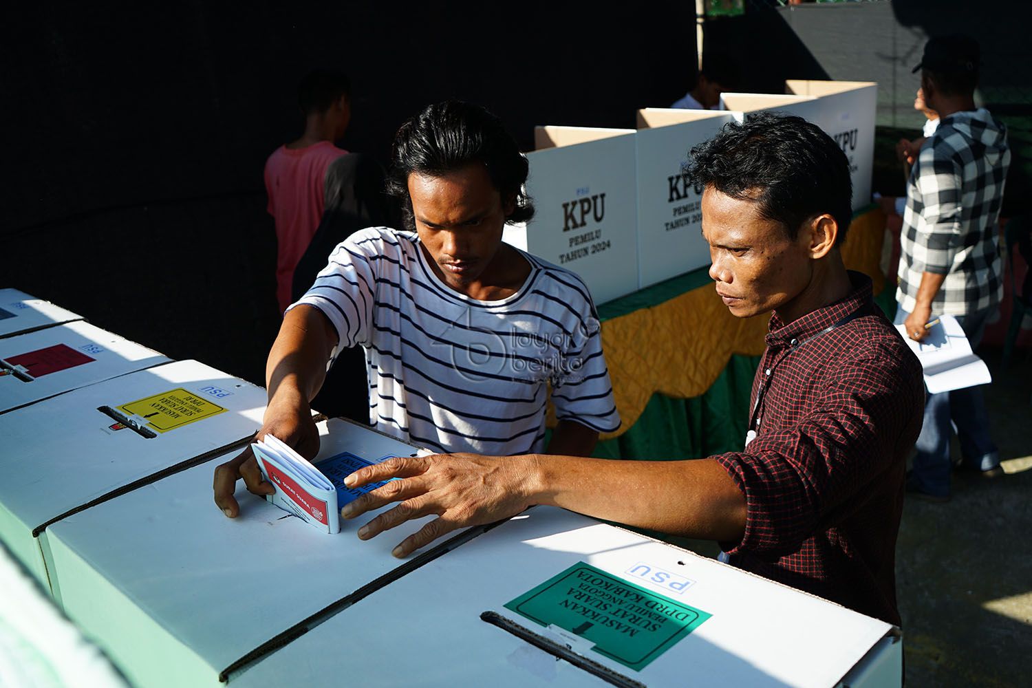  Warga menggunakan hak pilihnya saat pemungutan suara ulang (PSU) Pemilu 2024 di TPS 13 Desa Kampung Jawa, Kecamatan Banda Sakti, Lhokseumawe, Aceh, Rabu 21 Februari 2024.             