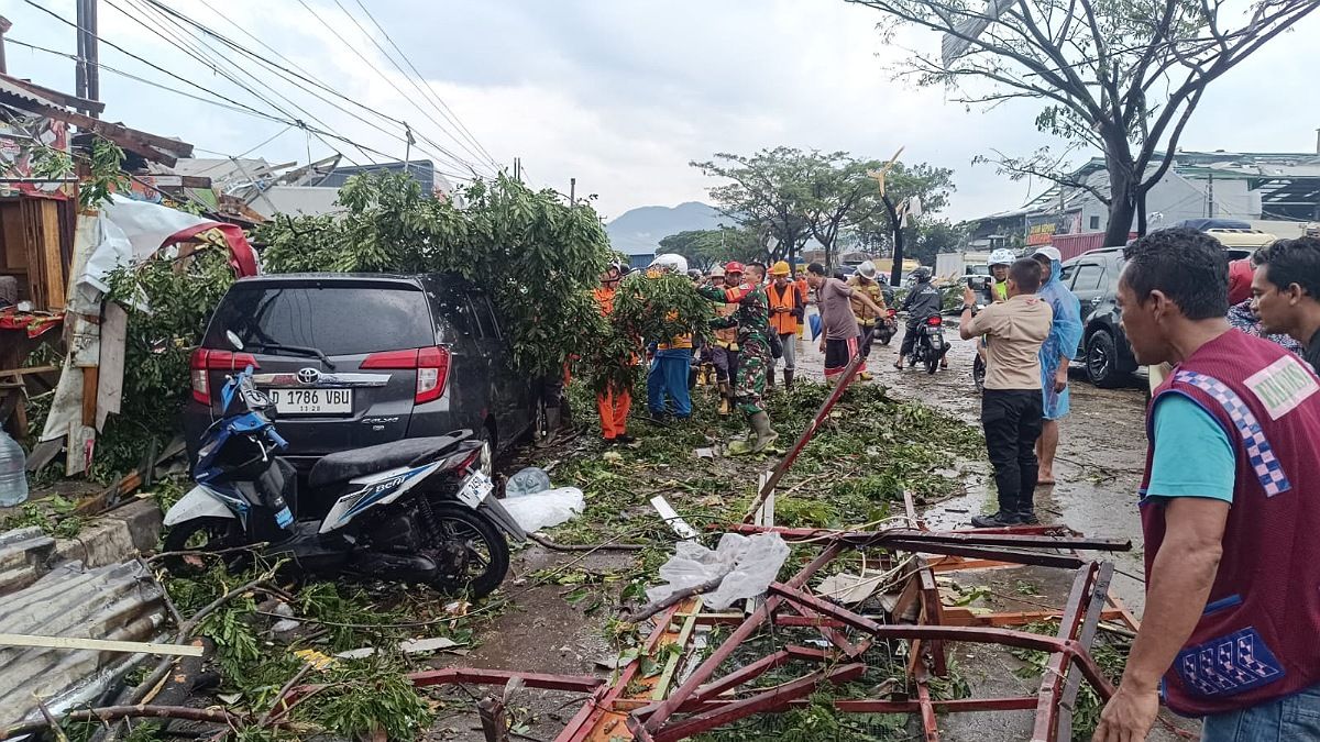 Angin puting beliung memporak-porandakan atap dan genting ratusan rumah warga di Kecamatan Jatinangor dan Cimanggung Sumedang